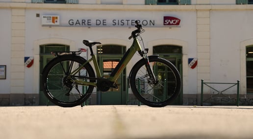 Vélo électrique vert de la marque lapierre devant la gare de Sisteron