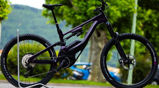 Vélo electrique lapierre noir tout suspendu pris en photo proche du magasin