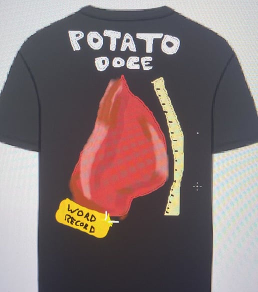 uma camiseta streetwear com temática de batata doce
