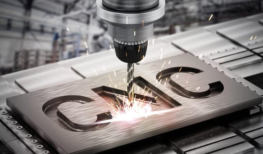 Maszyna CNC obrabia metal