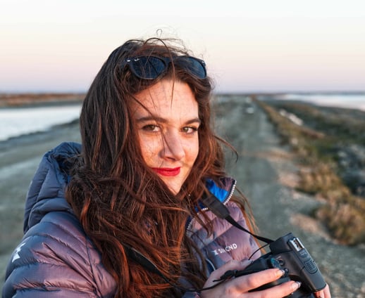 une femme photographie, illustratrice, graphiste, artiste numérique et animatrice 2D/3D à Grenoble