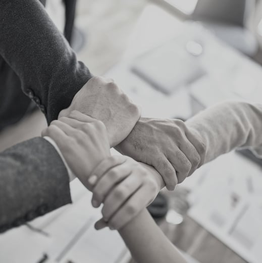 Les mains qui se tiennent représentant la collaboration des équipes