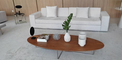 Sofa moderno minimalista feito sob medida em tecido claro e pés de metal inteiriços