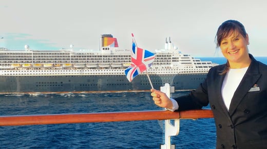 Autora a bordo, navegando lado a lado com o majestoso Queen Mary 2, um raro inesquecível encontro