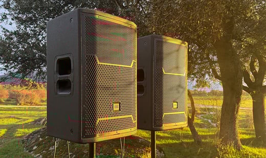 Sistema de sonido formado por dos altavoces para alquilar en tus fiestas privadas y bodas.