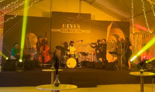 Grupo de música en un evento haciendo un espectáculo con sistema de sonido y luces. Eventos y bodas.