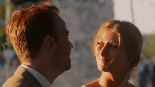 Photo de mariés en Provence, se regardant avec amour