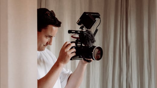 Le vidéaste Victor LEPECQUET qui filme avec sa caméra professionnelle