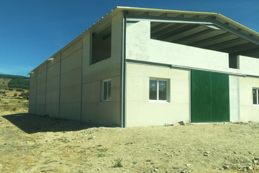 Proyecto Nave para caballos y fachadas de placas alveolares de hormigón prefabricado