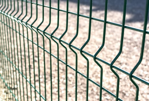 Kaynak makinesinde üretimi ve kaynağı tamamlandıktan sonra kullanılan panel çit örneği