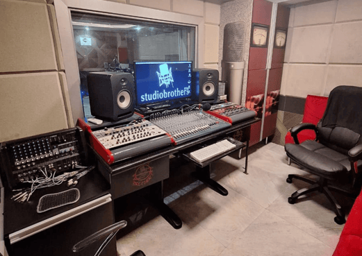 Sala de controle com mesa de mixagem do Studio Brothers em Porto Alegre
