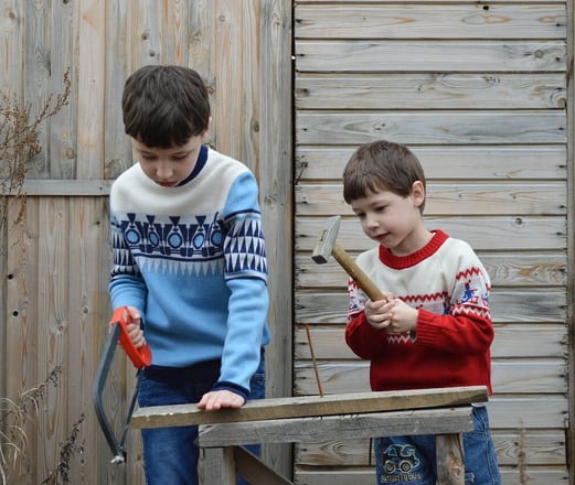 Enfants construisant une cabane