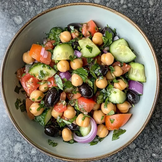 Mediterraner Salat mit Kichererbsen, Tomaten, Gurken, Oliven und Feta