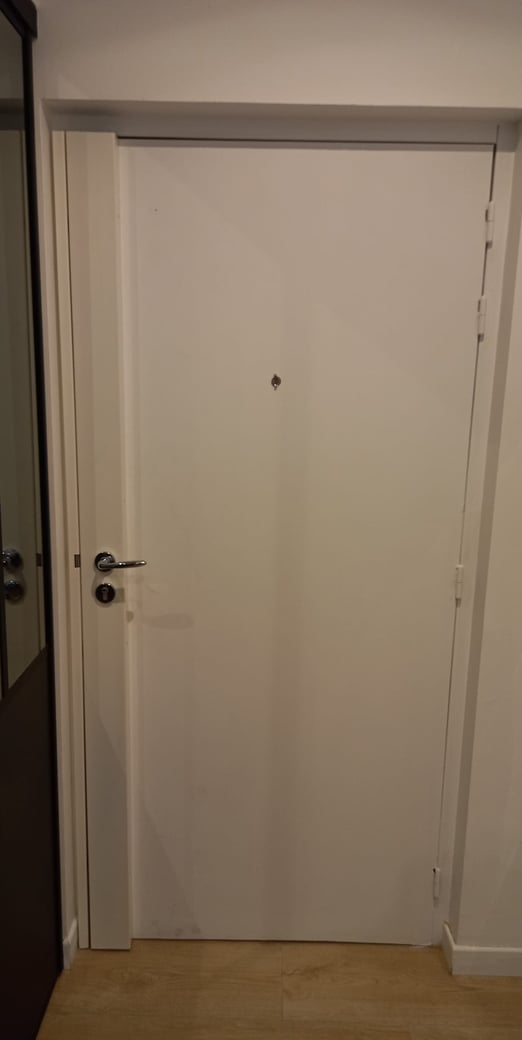 Installation d'une porte avec serrure 5 points, Marseille 13011.