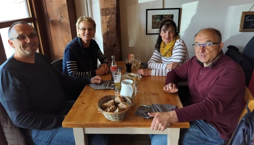 Eleveurs et famille de Schnauzer nain noir
