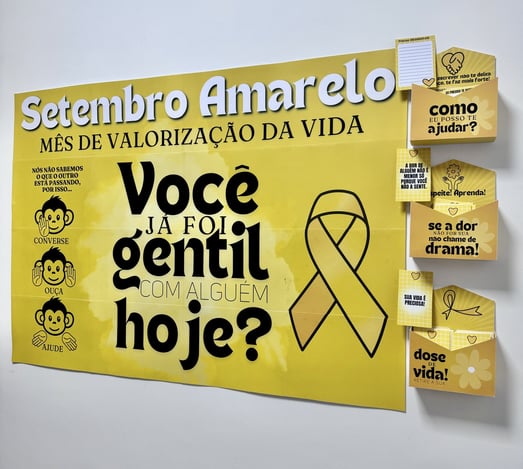 Banner da Caixinha do Desabafo com caixinhas e panfletos ao lado, vistos de lado