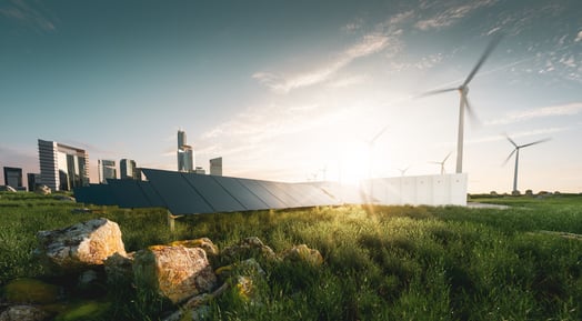 Eine Solarpark-Anlage mit Solarpanelen und Windturbinen.