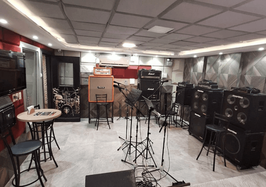 Sala de ensaio equipada com amplificadores e microfones no Studio Brothers em Porto Alegre
