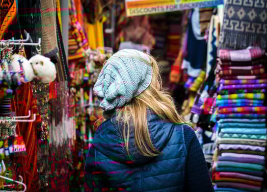 una muer en un mercado inca en Cusco Peru