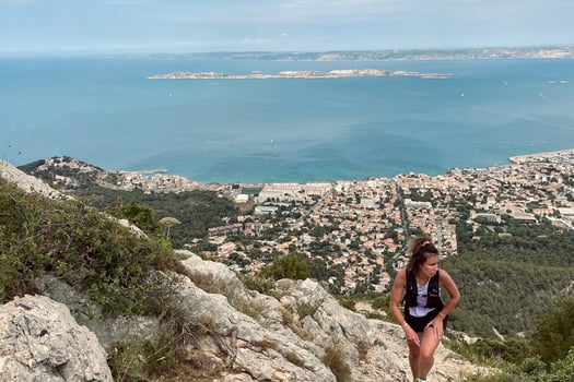 Trail en bord de mer avec vue sur Marseille – aventure outdoor avec Eminence Outdoor