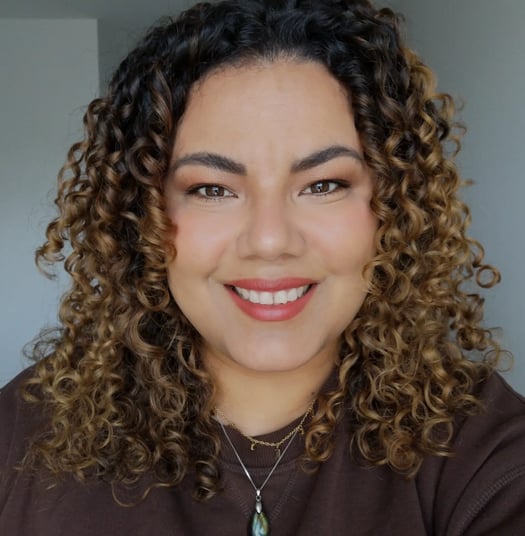 Portrait de Suzi Santana, thérapeute intuitive, rayonnante et formée en PNL, bioénergie et système