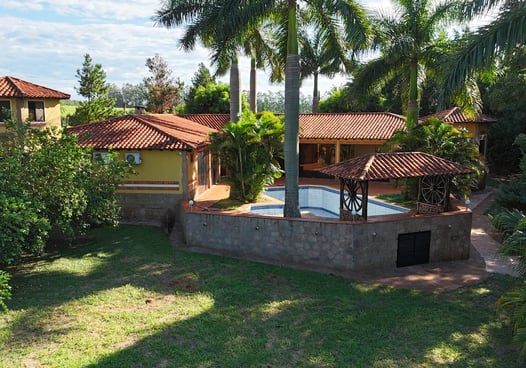 Exklusives Anwesen in Independencia – 4000 m² Grundstück mit Wohnhaus, Pool und Gästeapartment