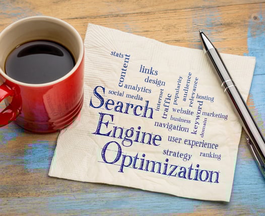 on voit une tasse à café avec une recherche SEO