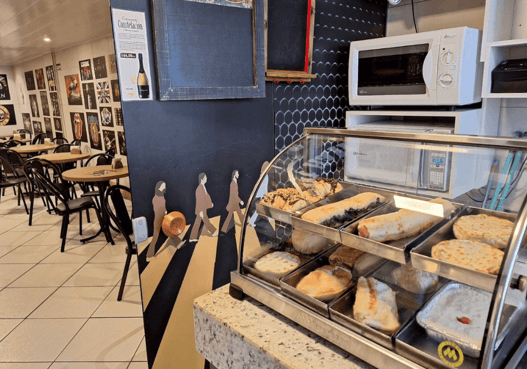 Cafeteria com vitrine de salgados no Studio Brothers em Porto Alegre