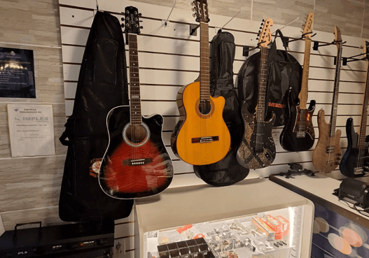 Guitarras expostas na loja do Studio Brothers em Porto Alegre