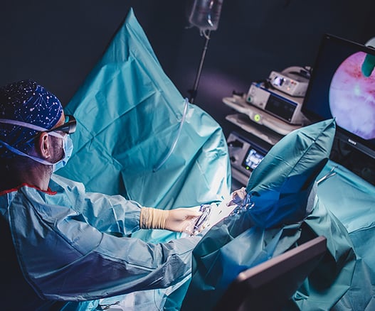 urologo operando in endoscopia resezione di prostata