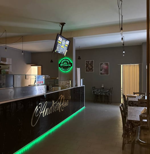 Interno della pizzeria AndrèsRosa ad Alseno, dove serviamo pizza artigianale cotta nel forno a legna