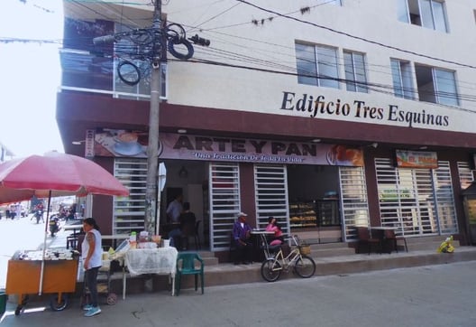 edificio tres esquina, arte y pan Cajamarca