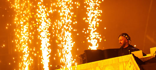 Concert festival avec DJ et effets speciaux étincelles froides