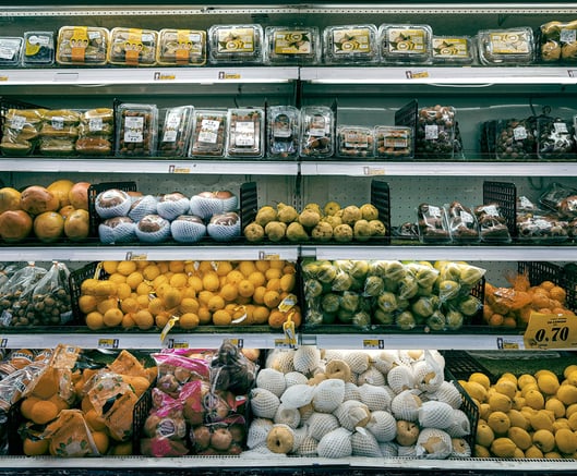 Fresh fruits displayed on supermarket shelves represent an optimized stock layout driven by AI-power