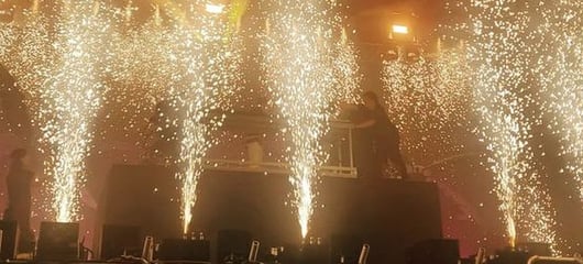 Effets speciaux étincelles froides durant un concert festival