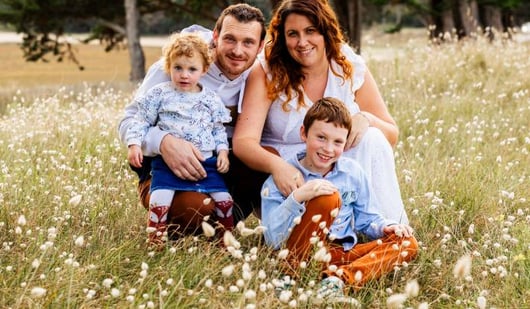 Portrait de la vidéaste de mariage avec sa famille, entre professionnalisme et authenticité