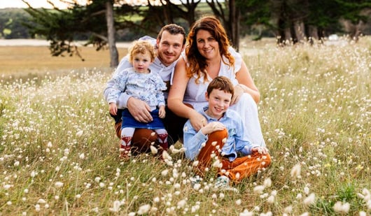 Portrait de la vidéaste de mariage avec sa famille, entre professionnalisme et authenticité