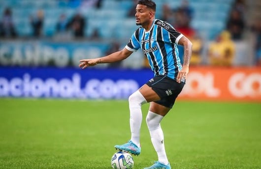 Reinaldo em campo pela equipe gremista.