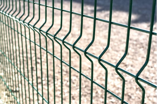 Kaynak makinesinde üretimi ve kaynağı tamamlandıktan sonra kullanılan panel çit örneği