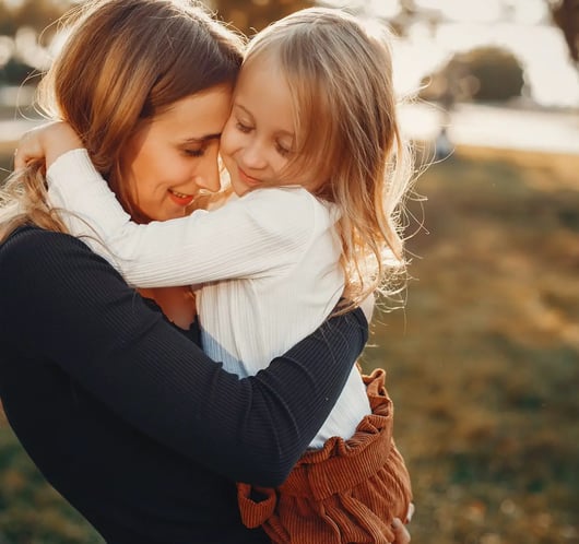 Una madre feliz abrazando a su hija