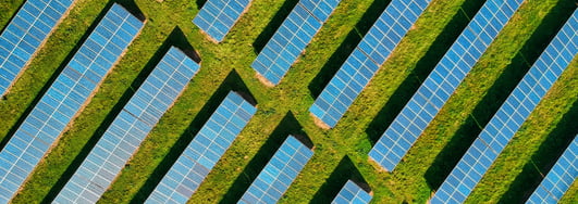usina solar fotovoltaica, paineis instalados sobre solo