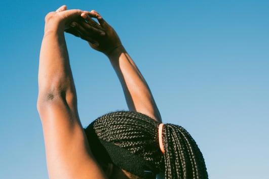 una mujer con cabello trenzado y un sombrero negro