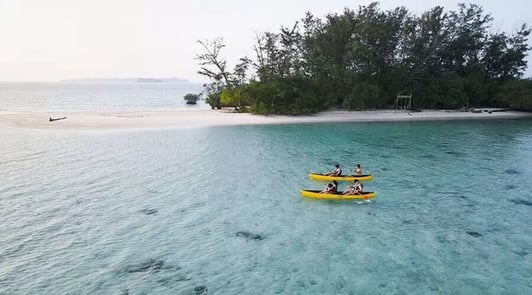 Passeio de Canoa em uma das 105 ilhas de Mil Ilhas, Kepulauan Seribu, distrito de Jacarta - listtour.co.id