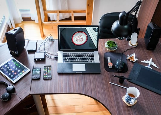 Mesa com tablet, celulares, Kindle, café e objetos de casa, Only Goods Pro 2025