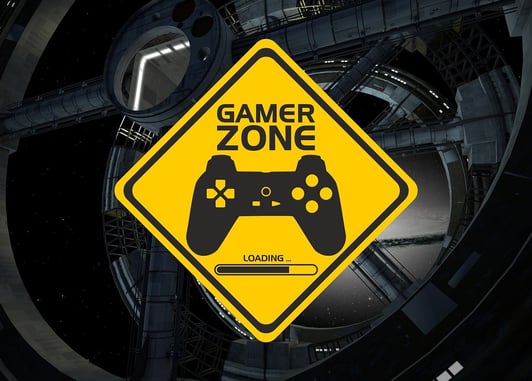 Placa amarela Gamer Zone com nave espacial, Only Goods Pro 2025.