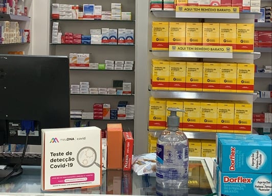 foto de uma farmácia vendendo teste decovid meuDNA