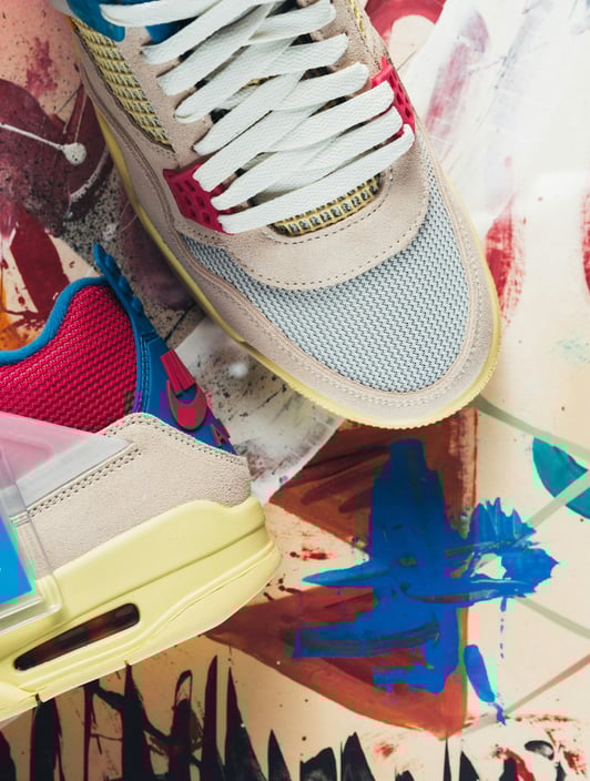 une paire de nike air jordan 4 customisées rouge rose bleue