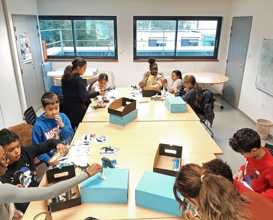 des enfants dans une salle CLAS avec le monde des requins