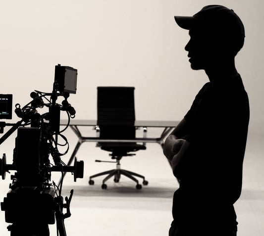 Un hombre en un set de grabación listo para grabar