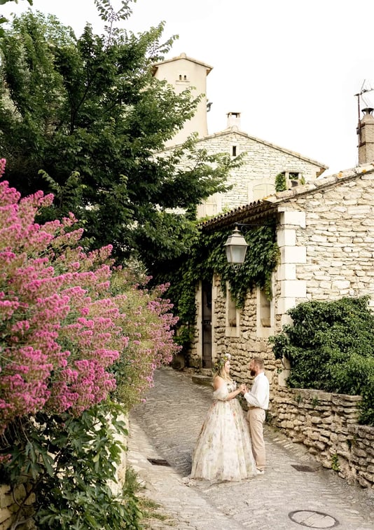 Romantic couple session in a charming Provençal village after their elopement